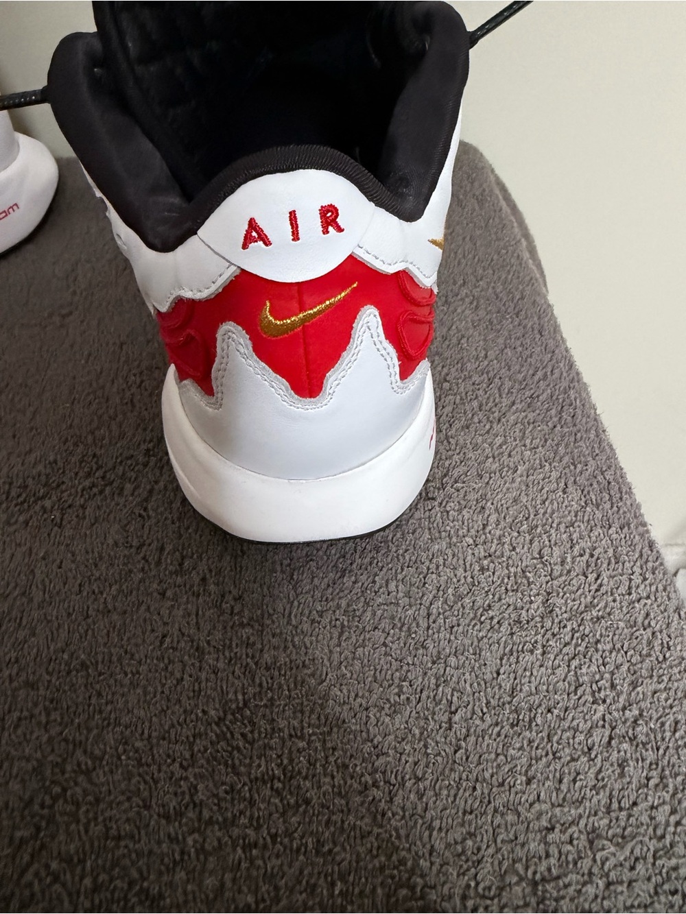 Nike Men’s Black White Red Sneakers - Picture 5 of 9